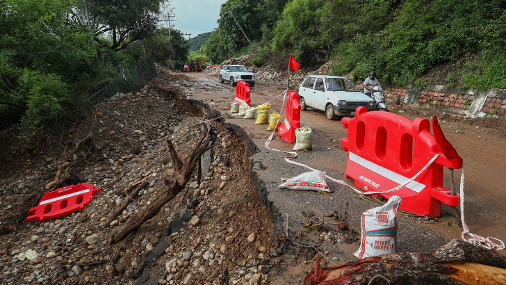 https://www.salarnews.in/public/uploads/images/newsimages/maannewsimage05092025_150949_Jammu highways shut.png